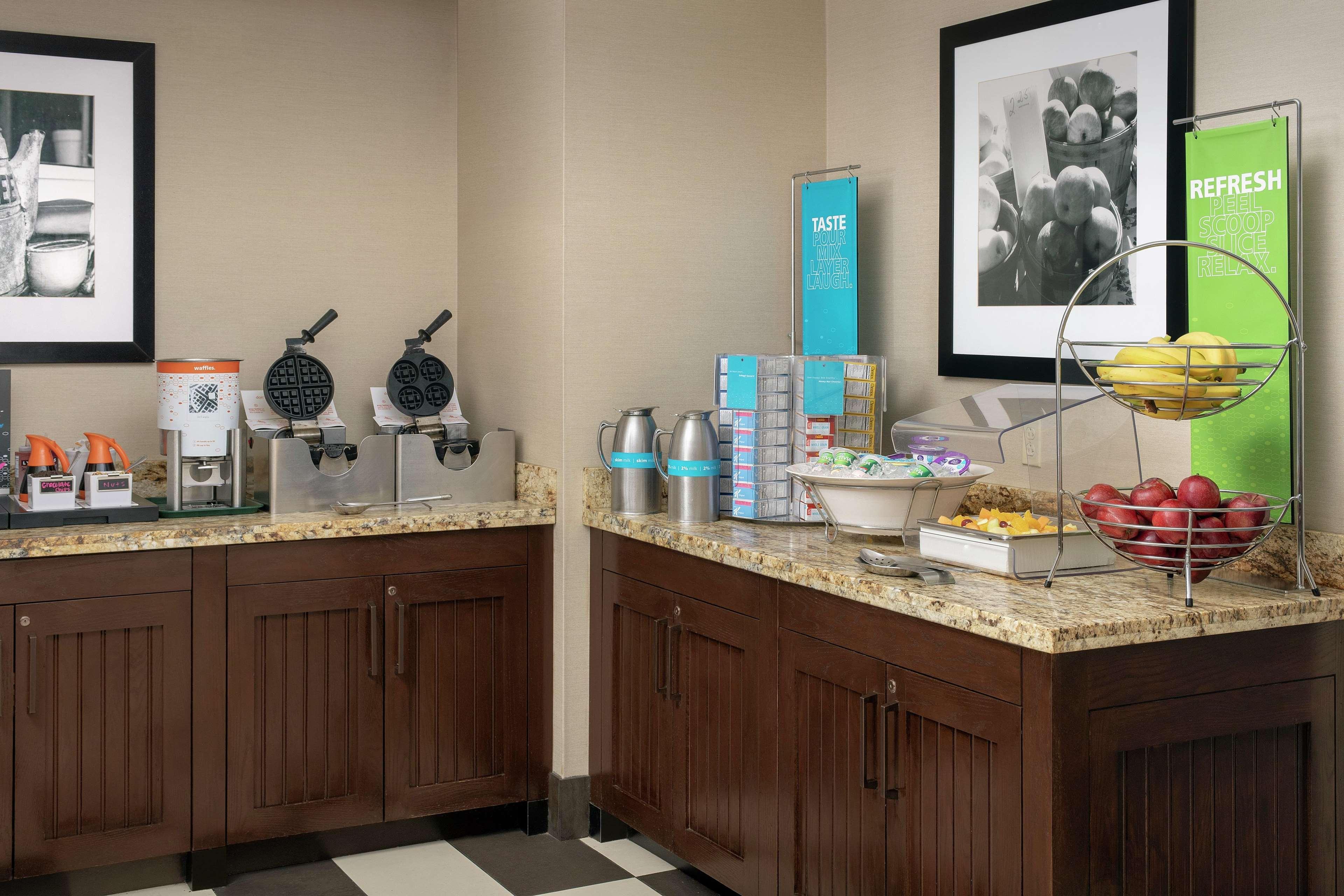 Hampton Inn Kansas City The Legends Ресторант снимка