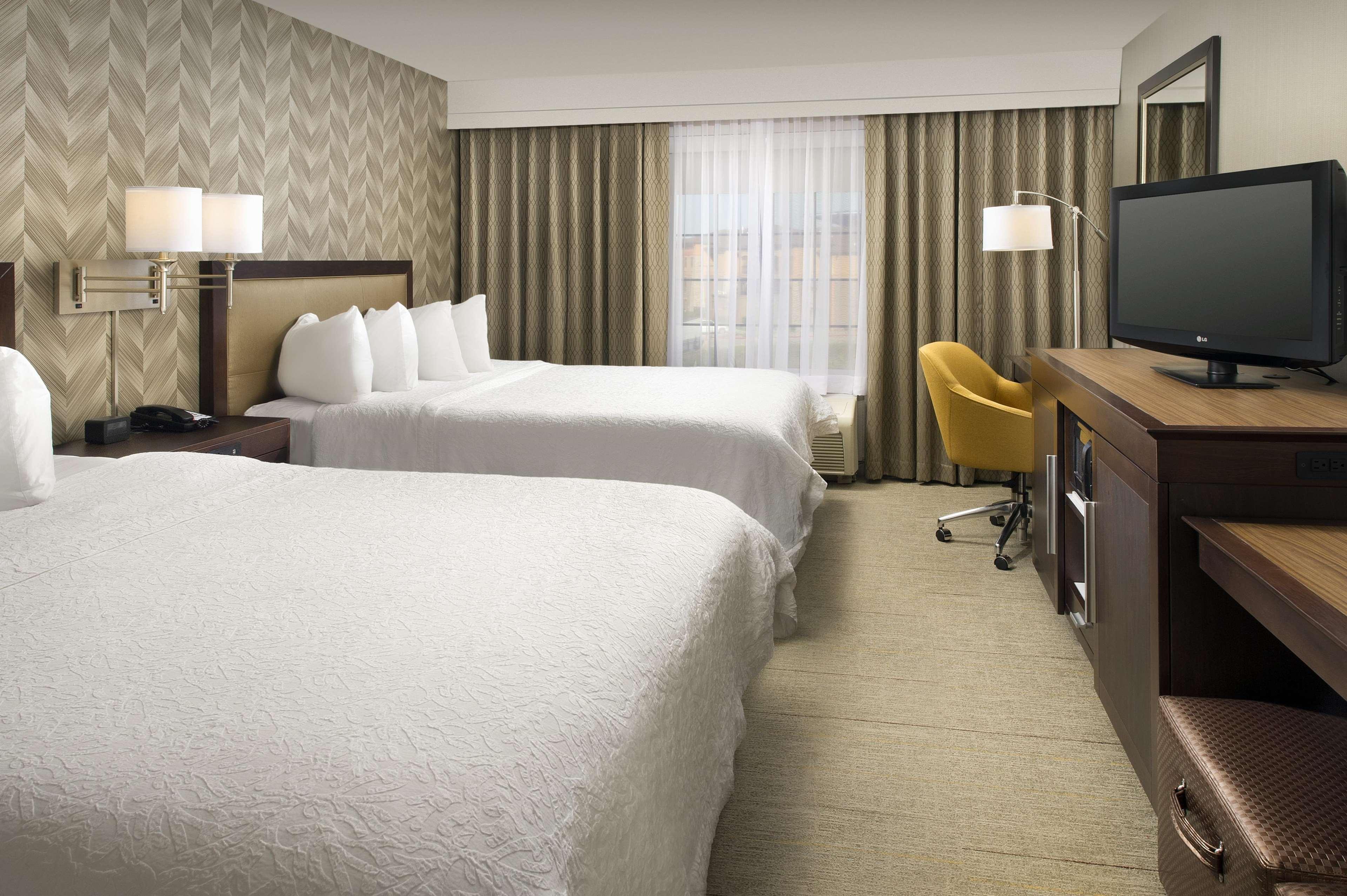 Hampton Inn Kansas City The Legends Екстериор снимка