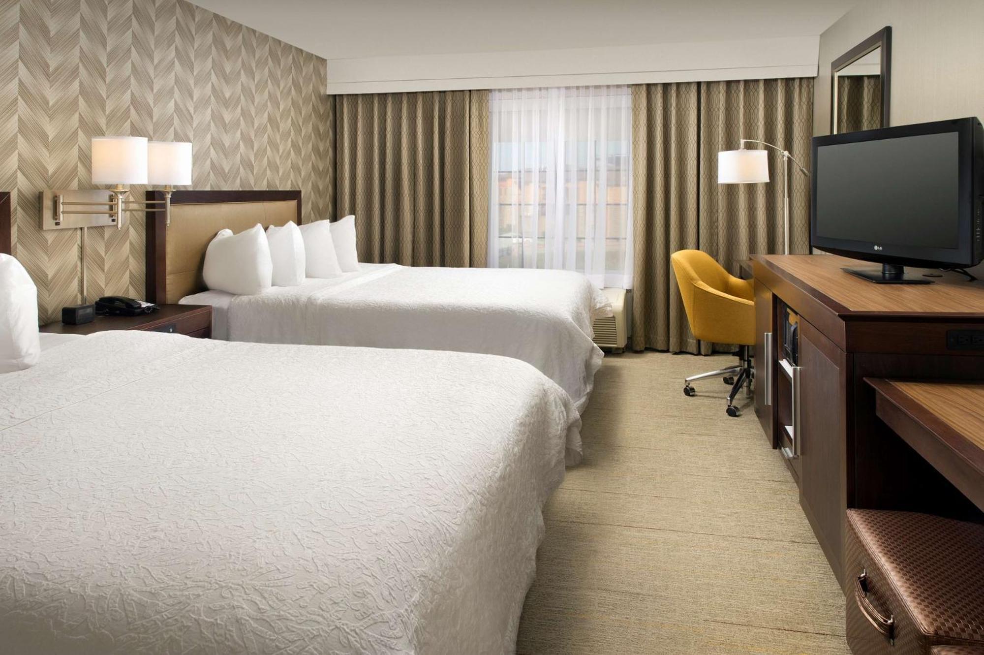 Hampton Inn Kansas City The Legends Екстериор снимка