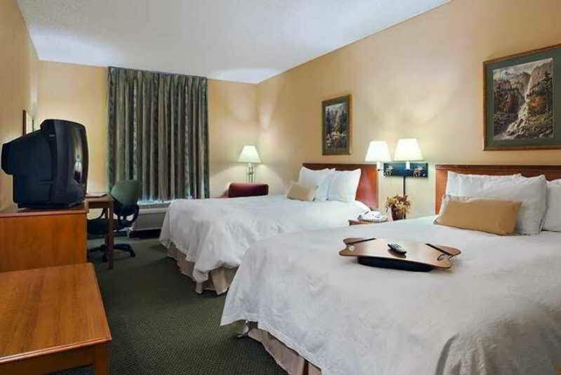 Hampton Inn Kansas City The Legends Екстериор снимка