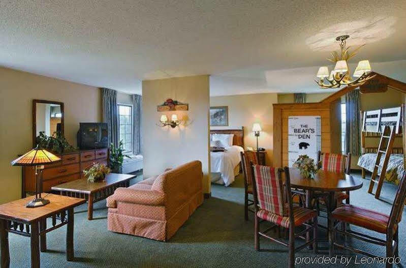 Hampton Inn Kansas City The Legends Екстериор снимка